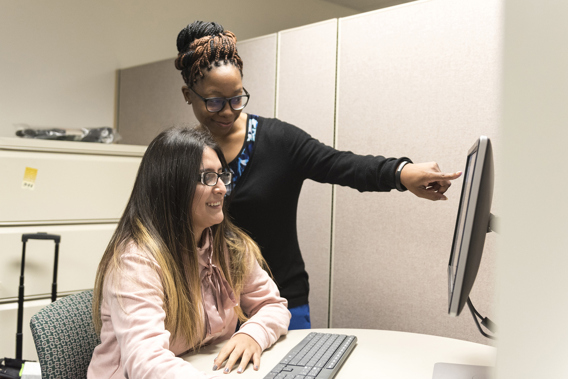 A student working with an EOC advisor